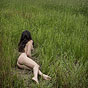 Celine nue dans l'herbe