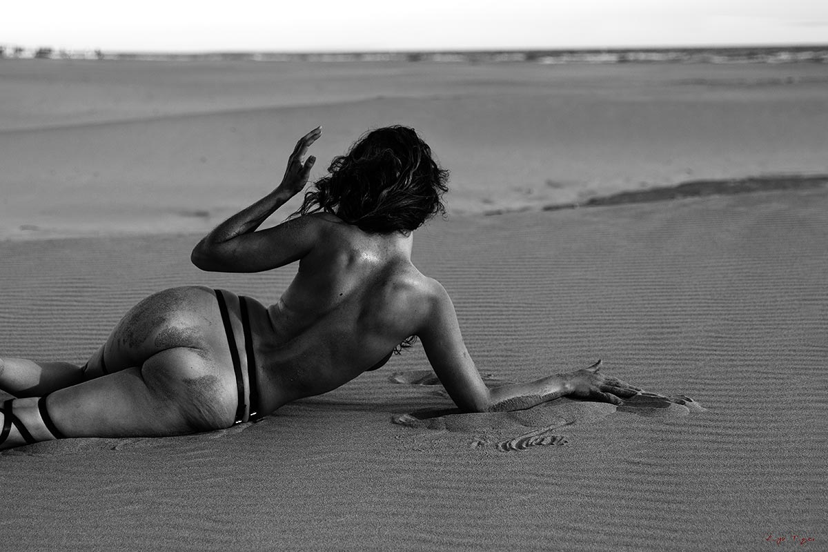 Jade Codino nue de dos en Camargue