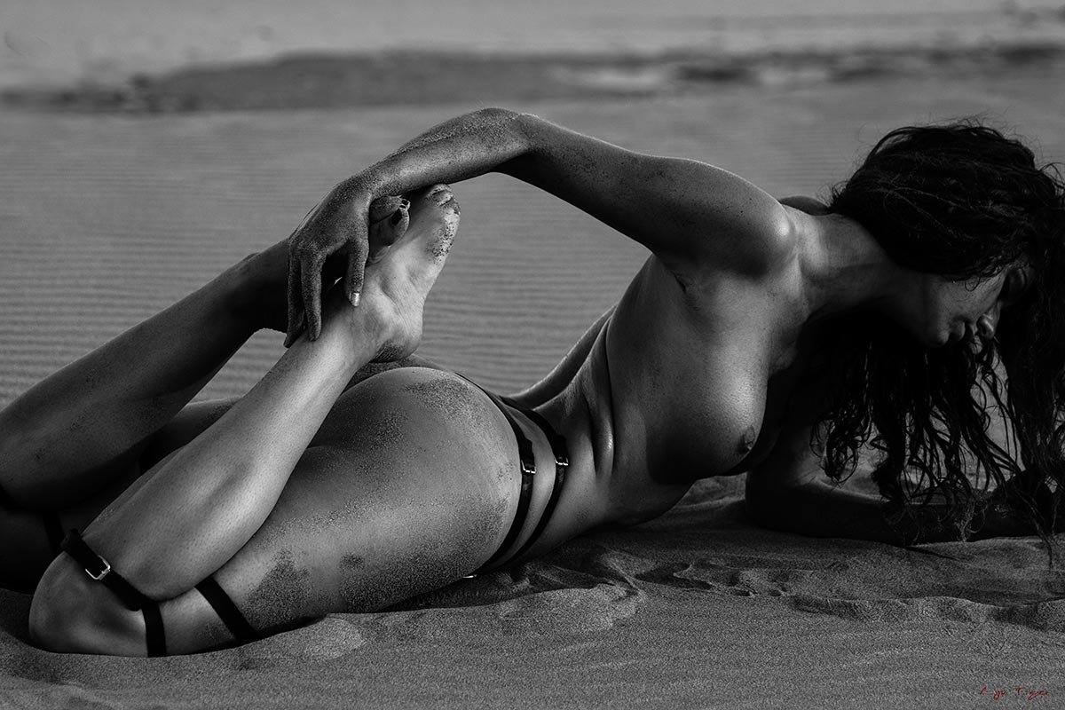 Jade Codino pose nue pour Lys Tiger en Camargue. Série "Sablée".