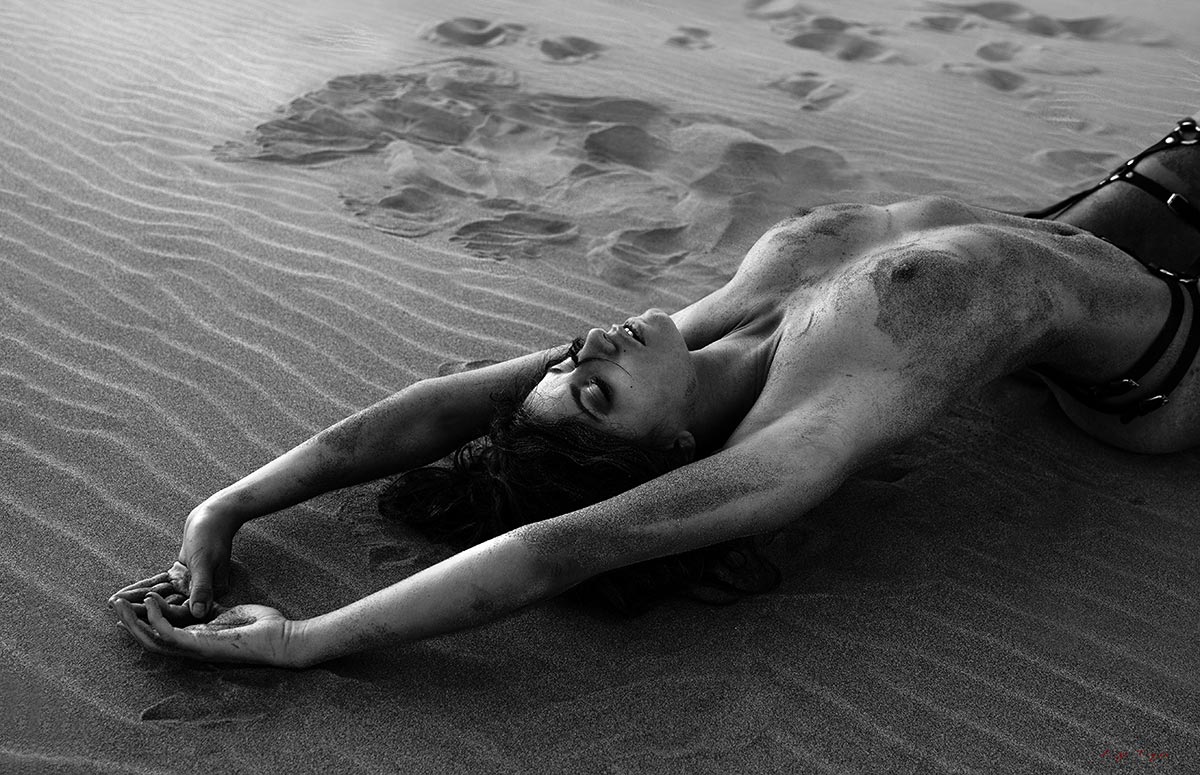 Jade Codino en noir et blanc. Nue et Sable.