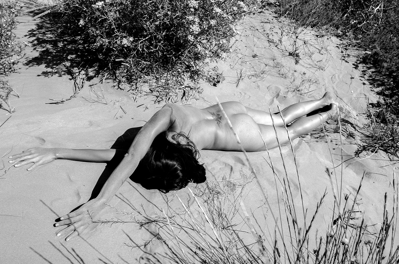 Jeune femme nue sur le sable