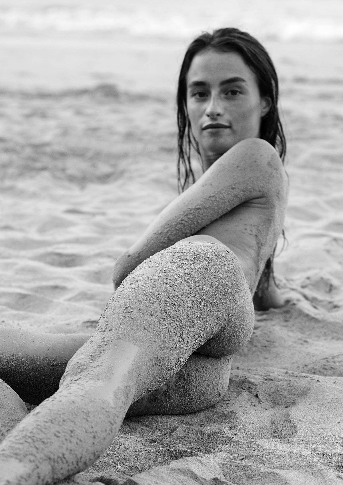 Jeune femme nue sur la plage