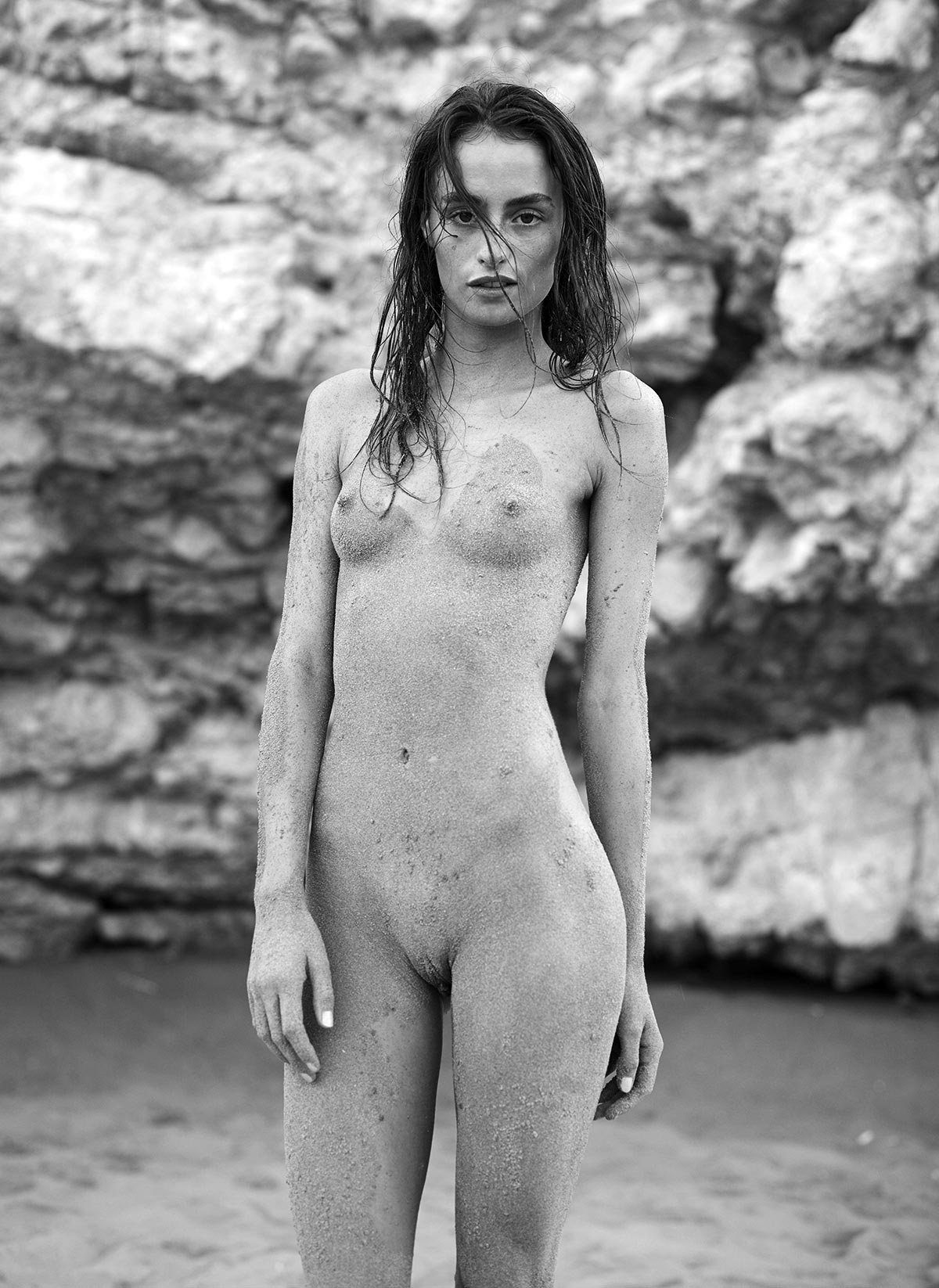 Jeune femme nue sur la plage