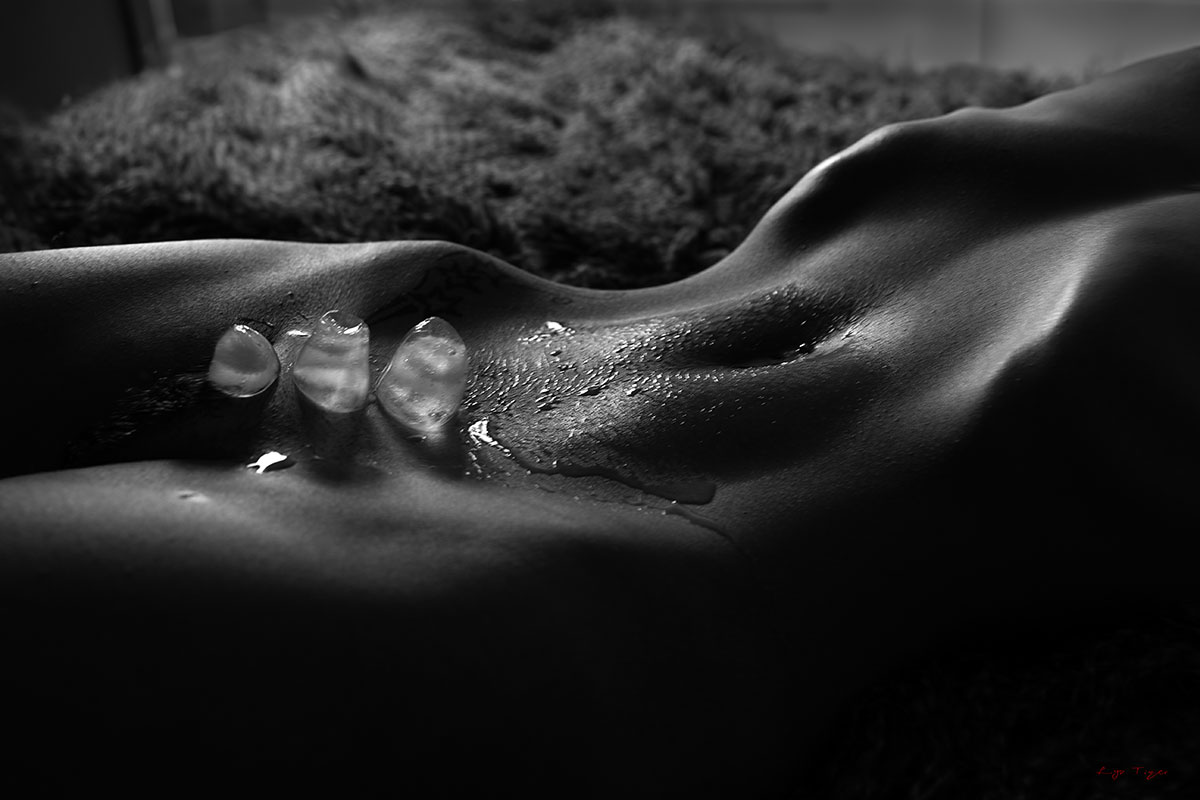Glaçons sur corps de femme nue
