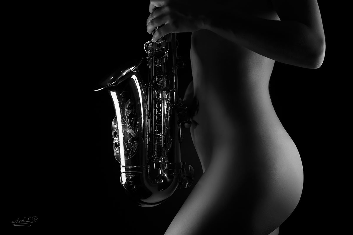 La sensualité et beauté d'une saxophoniste