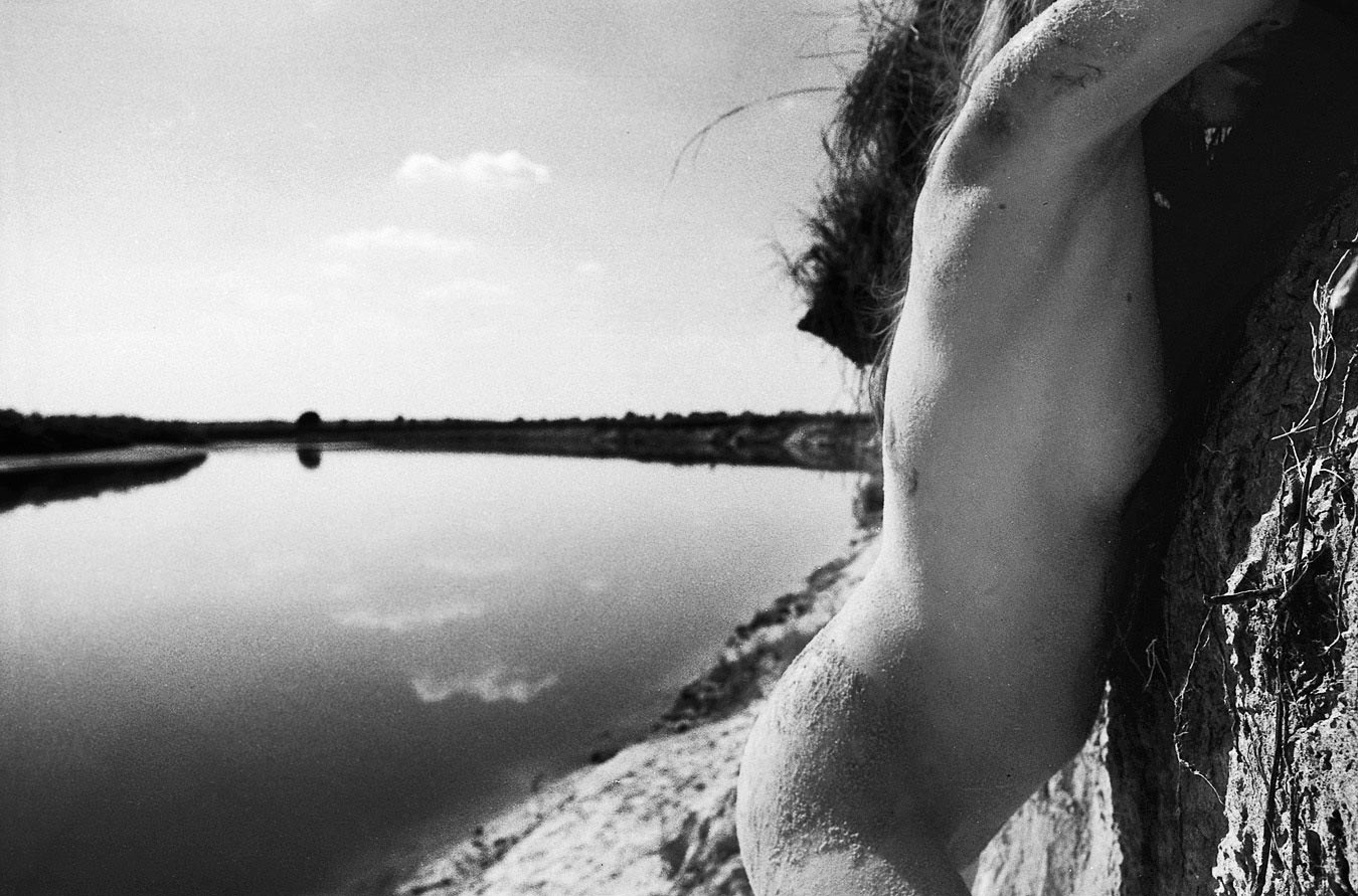 femme nue dans la nature