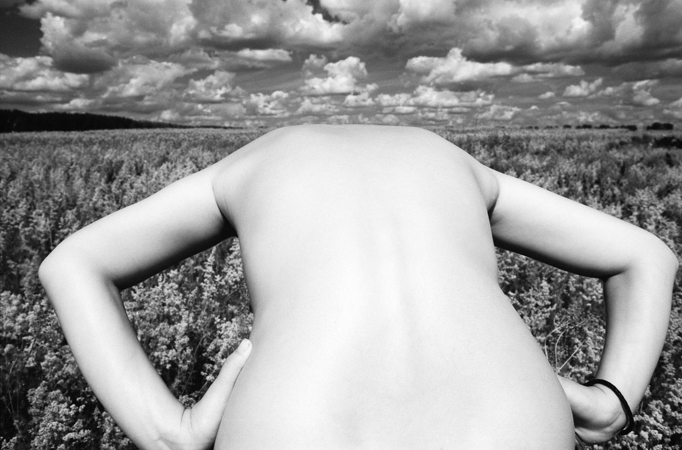 femme nue dans la nature