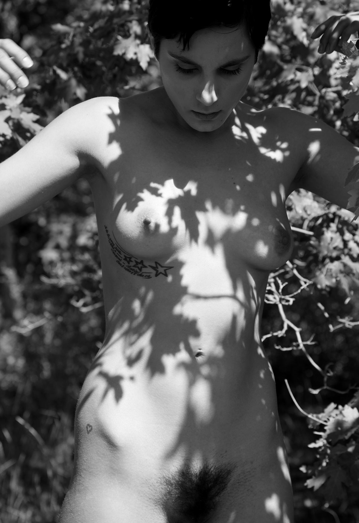 corps de femme nue dans la nature