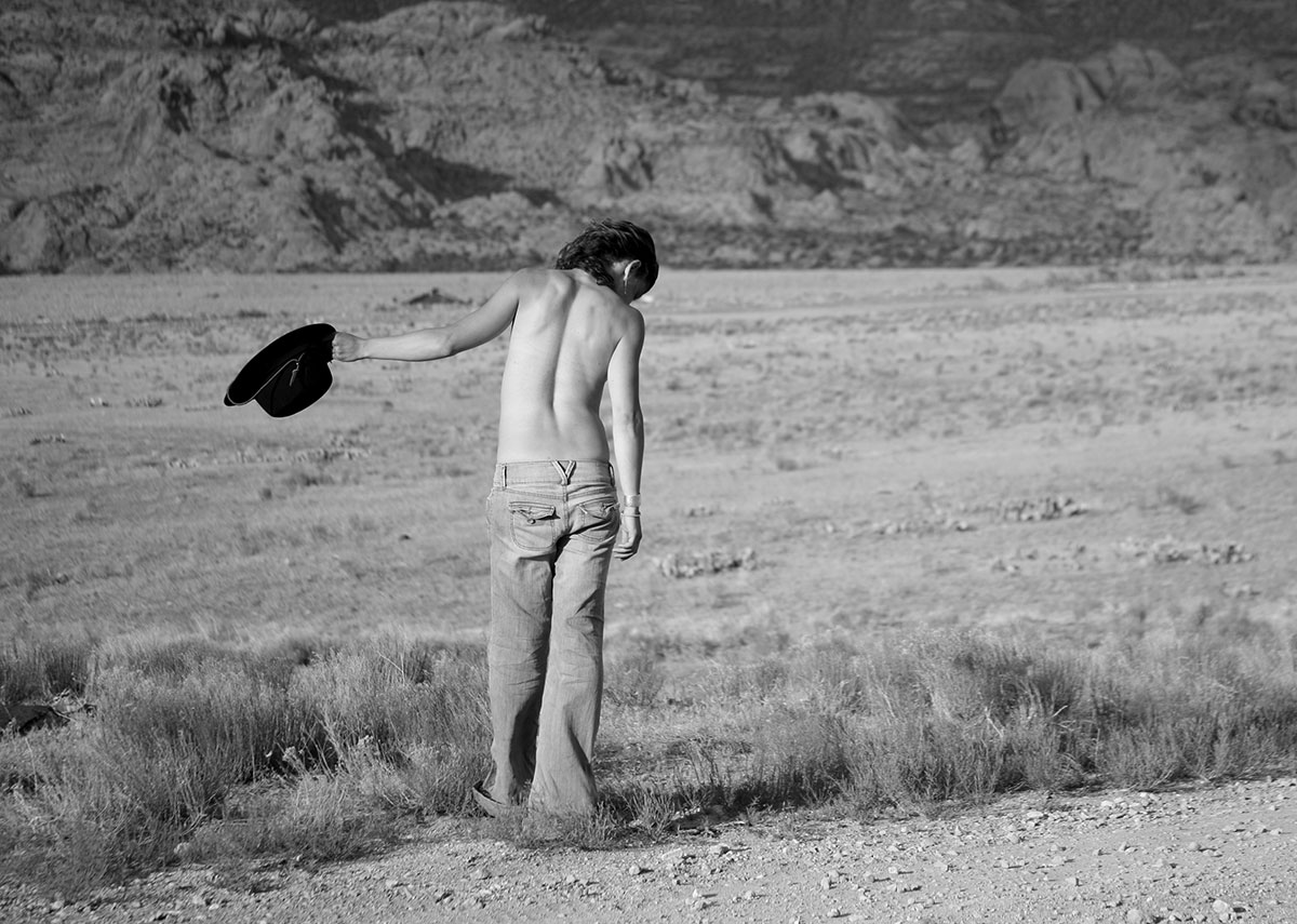 Jolie poitrine de Julia en topless dans le désert