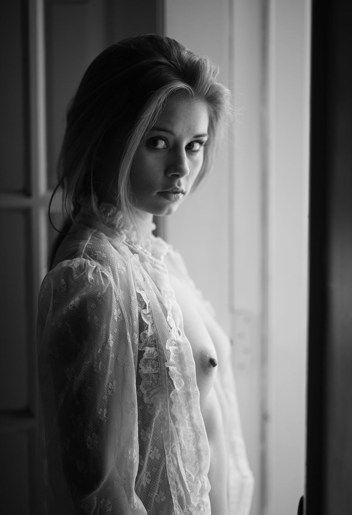 Belle blonde nue shootée par Joaquin del Castello