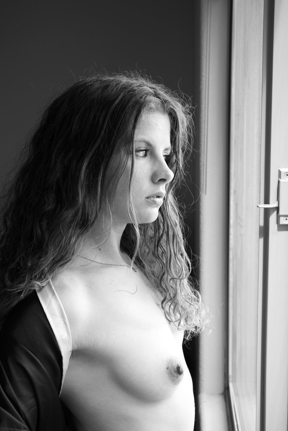 Julia se dévile toujours très sensuelle