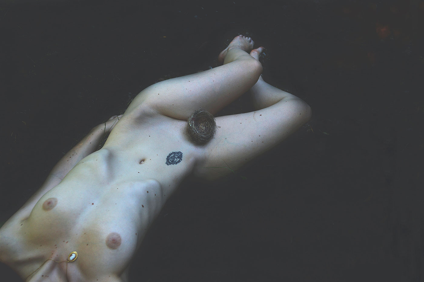 Femme nue allongée au sol