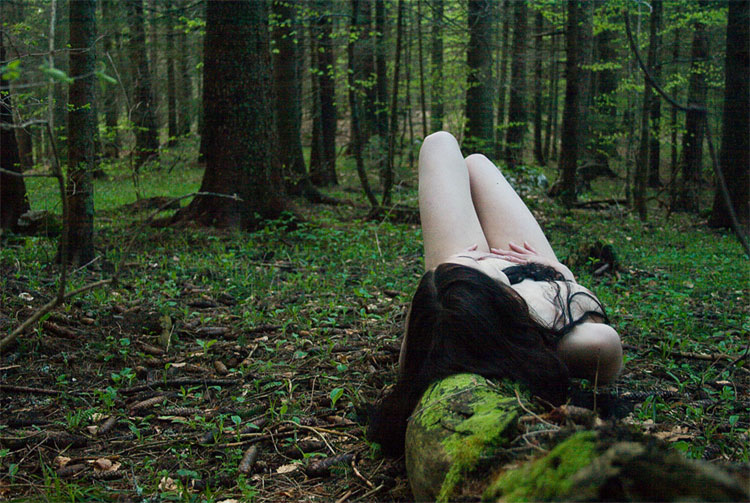 jeune femme nue allongée en forêt
