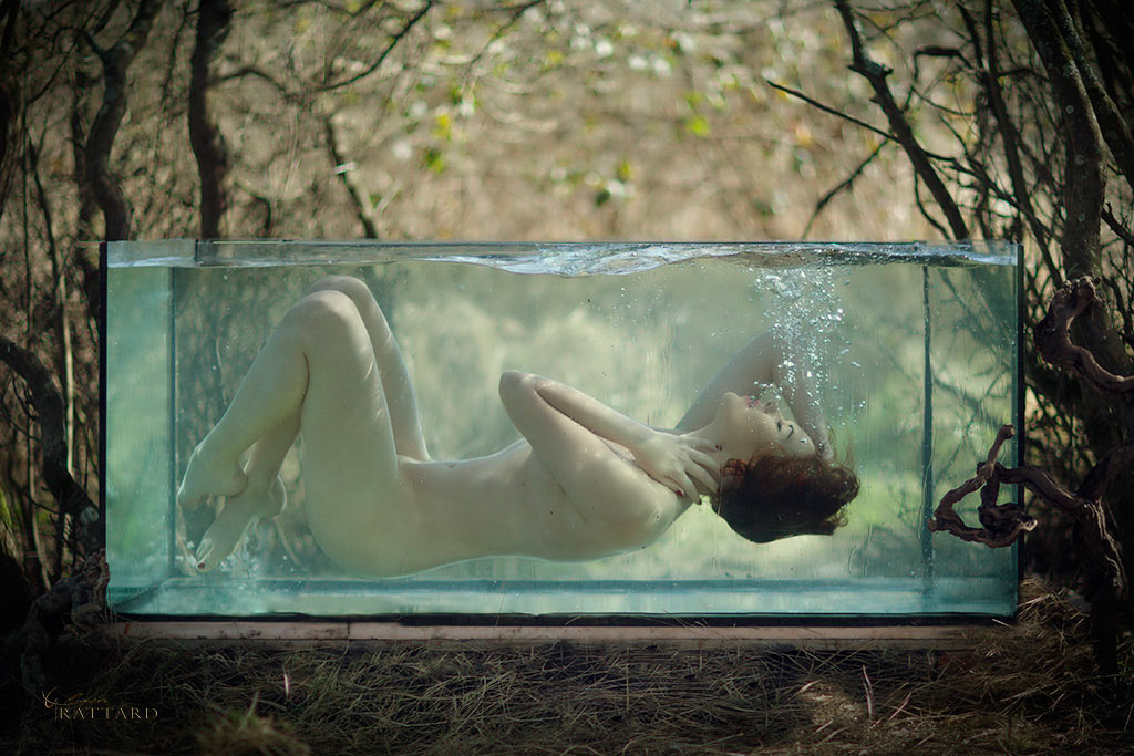 femme nue dans un aquarium