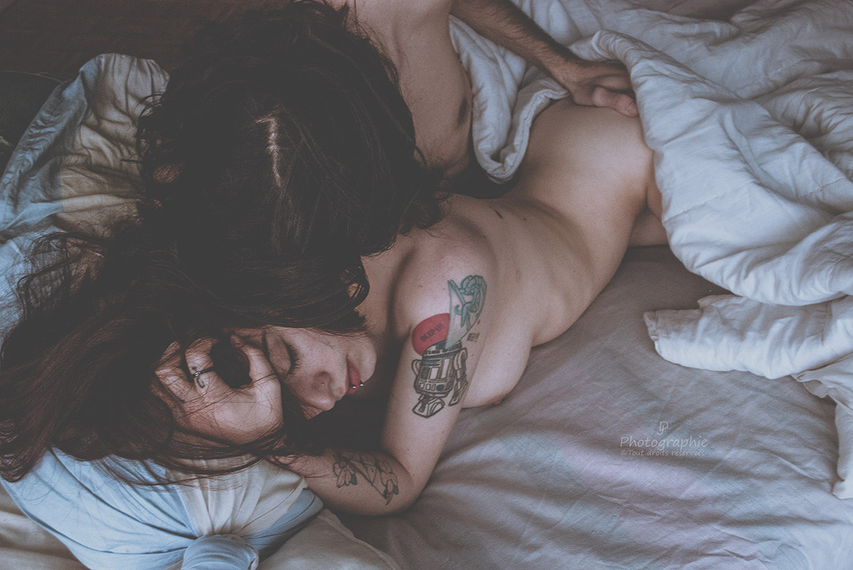 Couple nu dans un lit