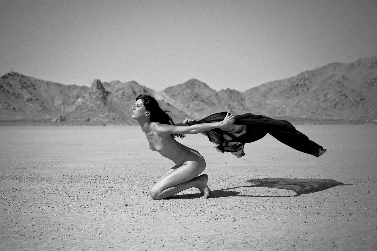 femme nue dans le désert par Emmanuelle Choussy