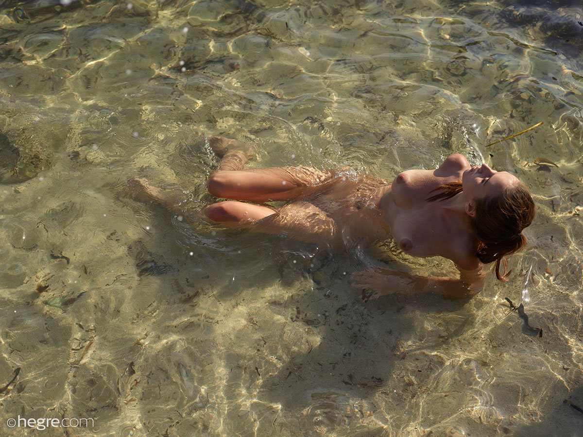 Alisa nue sur une plage d'Ibiza. Photo © Petter Hegre